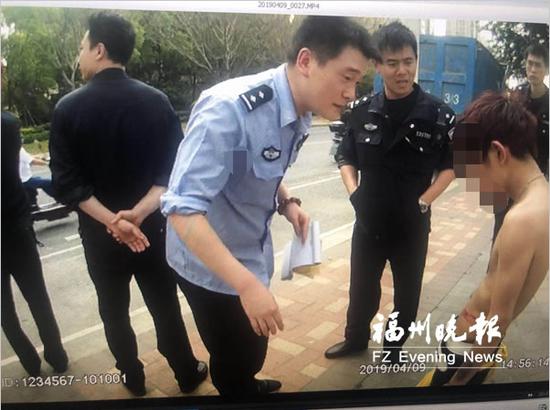 洪滨(左一)在对龙某宇进行心理疏导。