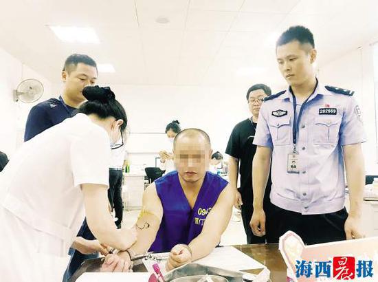 为了救卢霖,被他抓获的嫌疑人安某前来进行血样采集。
