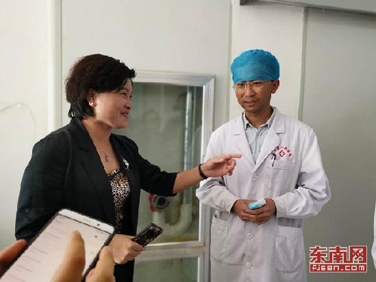 厦门援临医生林则行(右一) 东南网记者 卢超颖 摄