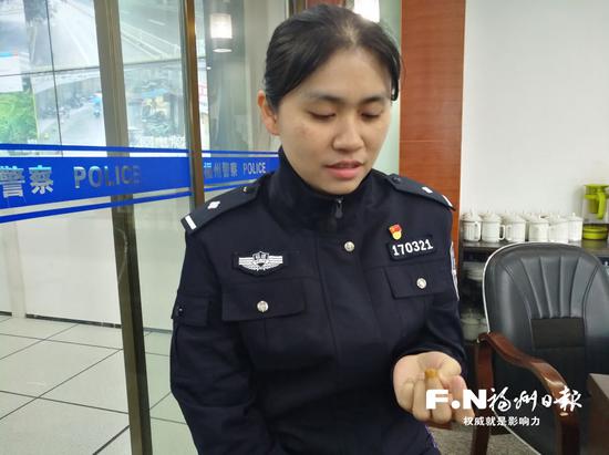 叶银英受伤的左手指甲。
