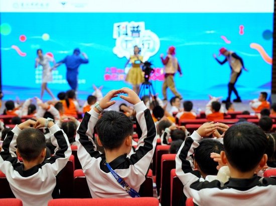 看表演的小观众
