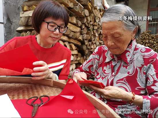 周冬梅拜访民间老艺人