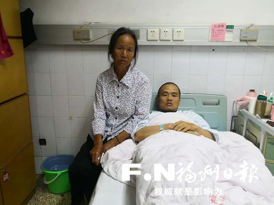 江崇善卧病在床,需要母亲和妻子轮流照顾。