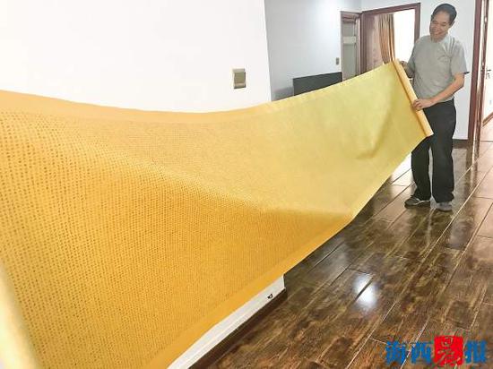 周忠海展示其所抄写的蝇头小楷作品。记者陈小斌摄