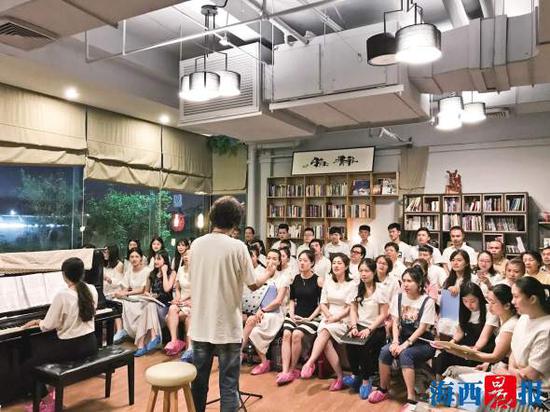 A萌闽南语合唱团正在排练。记者 雷妤 摄