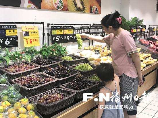 福州超市门店恢复营业后,市民前往购物。
