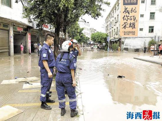 蓝天救援队准备清理路面。救援队供图