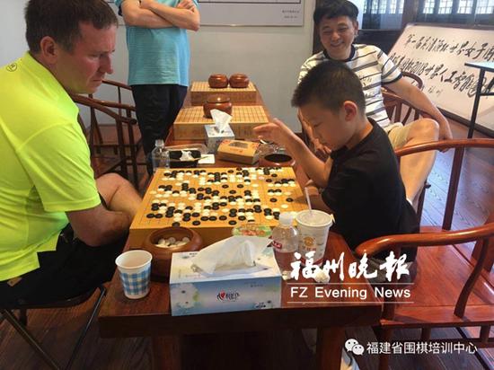 石泽铭与老外对弈。 受访者供图