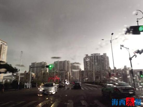 昨日下午厦门岛内普降暴雨,天空乌云翻滚,白天如黑夜一般。记者 陈理杰 摄