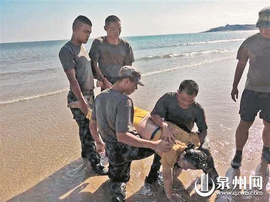 张剑飞(右一)与战友一起救助落水女子