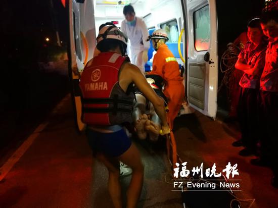 跳河男子被抬上救护车