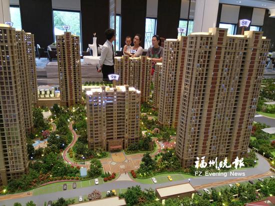 市民国庆假期在某楼盘看房。