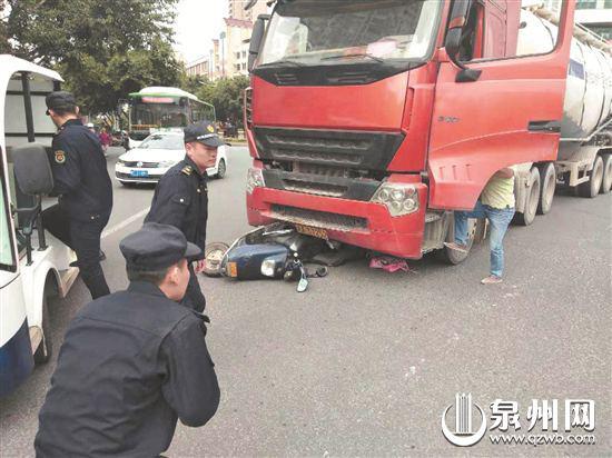 城管执法人员查看被困者情况