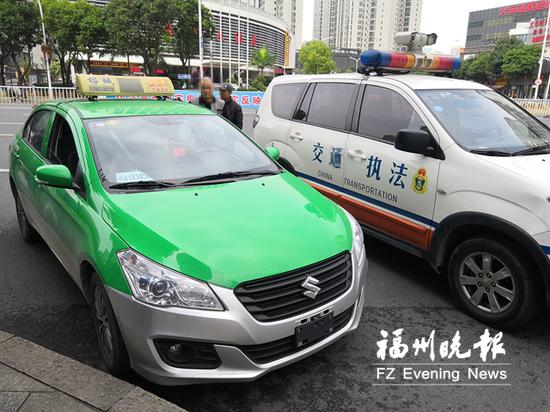 这辆出租车昨日在福州火车站周边,被交通执法部门和交警部门联合处罚。