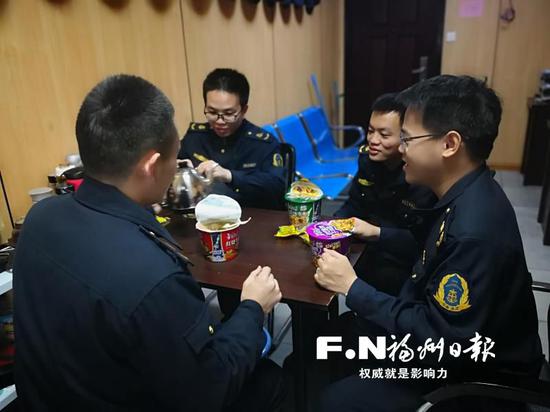 交通执法支队北站所值班人员用一顿泡面解决年夜饭。