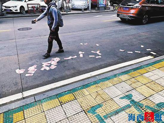 现金洒落街头,路人帮忙保护现场。林先生供图