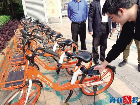共享单车企业正在展示电子围栏技术。记者 雷妤 摄