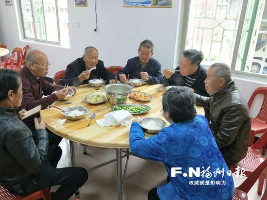 福清城头镇岩兜村老人在村里的新幸福院一起用餐。