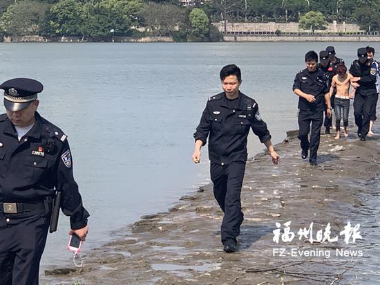 男子被民警劝离现场。
