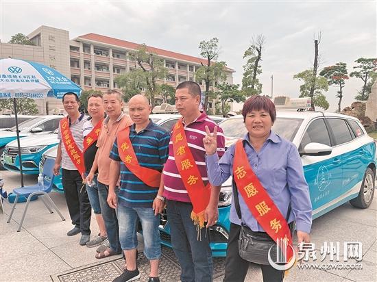 几名出租车志愿者在考点等待接送考生