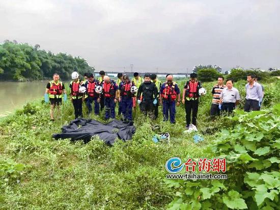▲救援队将落水者打捞上岸,不幸的是均已溺亡