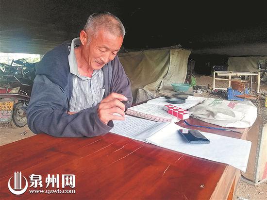 老张每天都要花很多时间看书、抄书