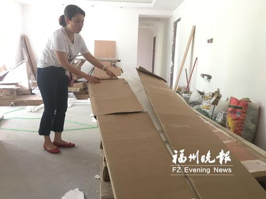 蔡女士向记者展示她收到的室内门。