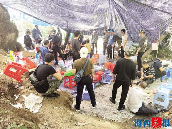 民警冲击赌博窝点。警方供图