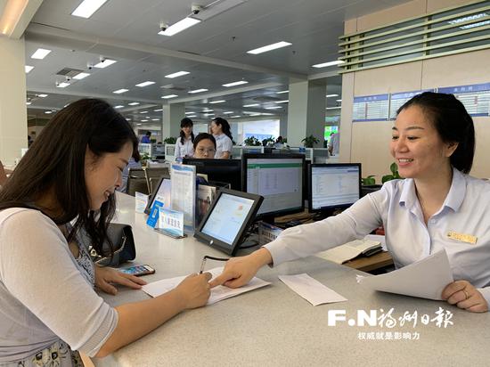 马尾区行政服务中心综合窗口的“一窗人员”正在受理业务。通讯员 许琳晶 摄