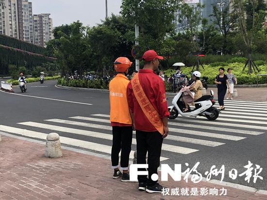 外卖配送员在浦上大道和闽江大道交叉路口参加执勤体验