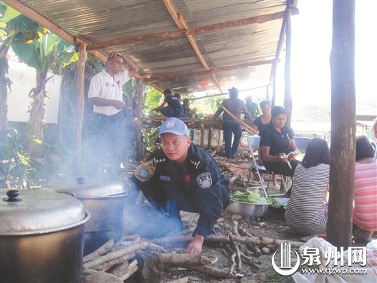 李剑伟执行任务时烧火做饭