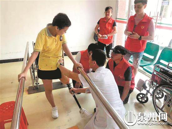 志愿者经常到泉州市残疾人康复中心关心许栩的康复情况