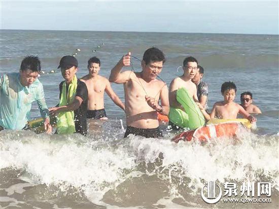落水者被救起(张世天 供图)