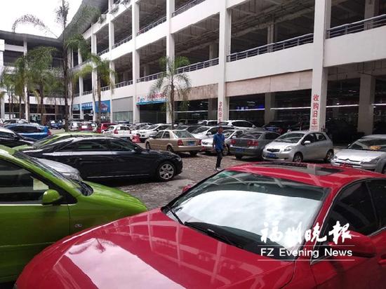 近期福州二手车市交易冷清。福州晚报记者 江海 摄