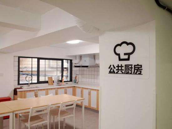 ▲ 企业公寓室内配备密码防盗门、床、床垫、衣柜、空调或吊扇、热水器等,拥有独立卫浴和公共厨房等。
