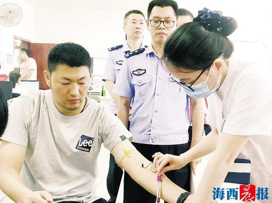 民警和爱心市民排队进行血样采集。