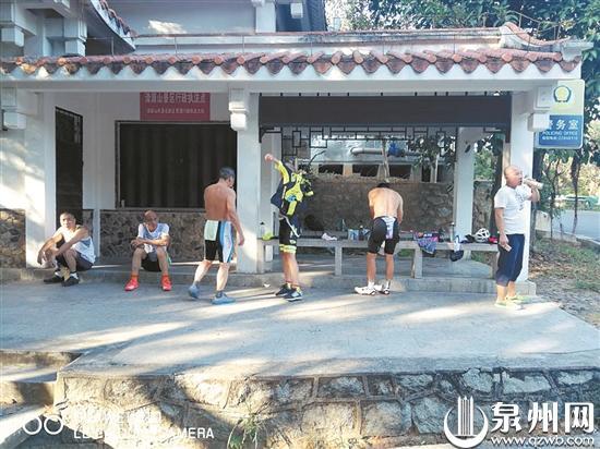 个别骑友光膀纳凉,有损景区文明形象。