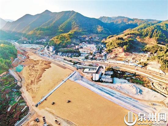 全线第一长隧道—戴云山一号隧道的出口与二号斜井工区顺利贯通
