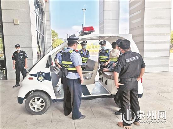 民警将男孩带上巡逻车