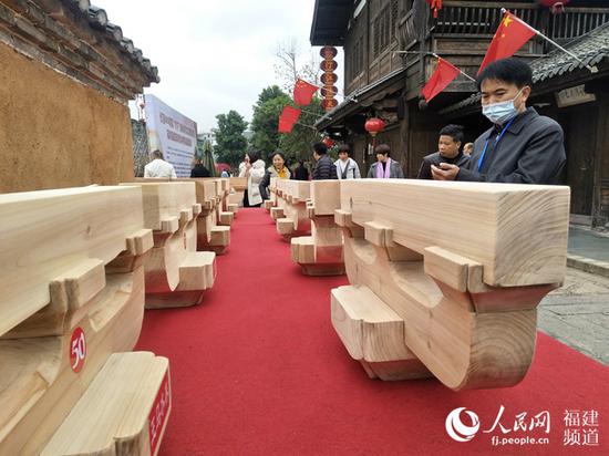 首届“名城杯”客家传统手工木工技能竞赛作品展。人民网 苏海森摄