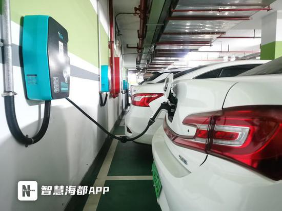 三盛滨江国际仅一辆新能源汽车在充电