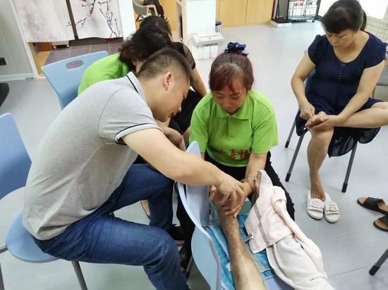 吕岭社区霞辉照护中心社工为老人做康复理疗
