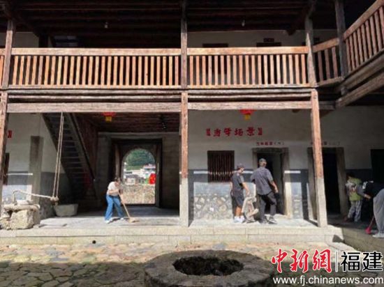 他们在深思熟虑之后,以年轻人的视角和激情,对最具红色感染力的“当年场景”进行了重新设计和布置