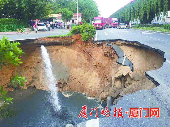 塌陷的路面出现一个大坑。