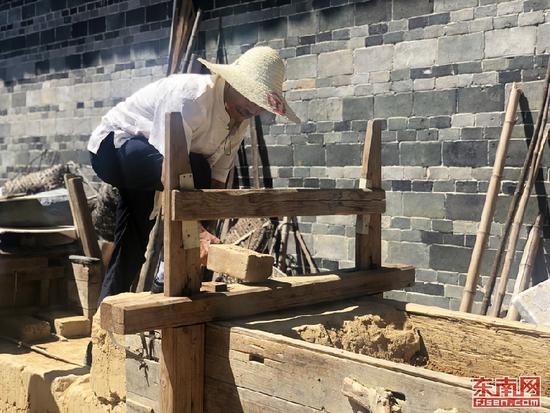 客家土楼营造技艺市级代表性传承人张民泰检查土楼夯筑工具。江峰 摄
