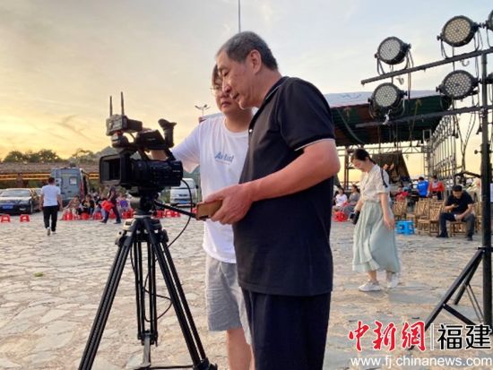 这一次,大学生“三下乡”实践队,为畲寨拍摄了形象代言人,制作了精美的导游图和画册,开展了3场全网大直播活动