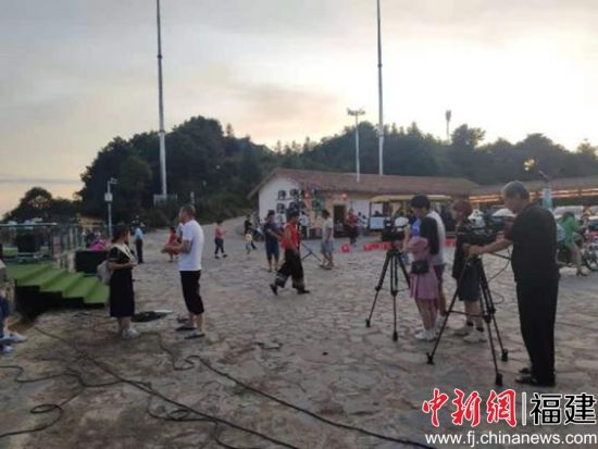 这支以现代传媒专业党团员为主体的大学生“三下乡”队伍,分成红色筑梦之旅专项行动和美丽乡村建设两个实践队