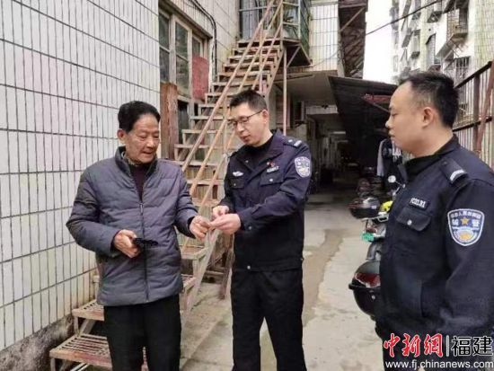 海滨派出所民警为退伍老兵林某“送”钱包。