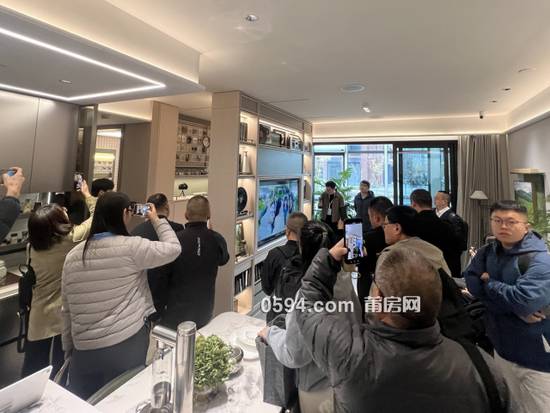 （联发新青年好房子样板房内，各界嘉宾纷纷到访并留影称赞。图/现场拍摄）