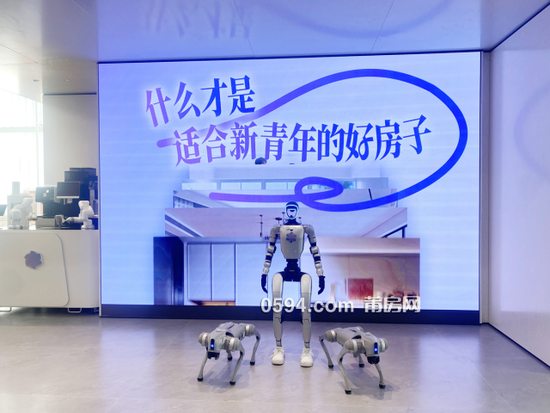 （新青年好房子样板间外，机器人向访客递出一杯杯咖啡；样板间内，机器人唤醒联小智，开启灯光、可变户型等，展现联发共创智慧社区新价值。图/现场拍摄）